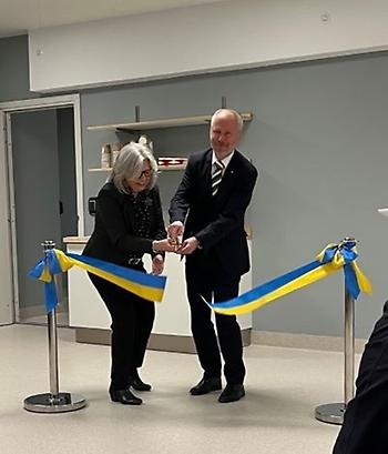 Migrationsverkets GD Maria Mindhammar klipper bandet tillsammans med statssekreterare Anders Hall