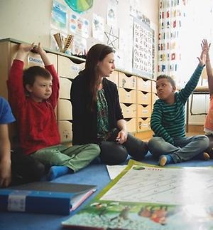 En kvinnlig pedagog med sin barngrupp