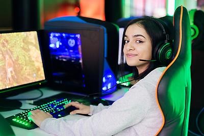 Ung kvinna som spelar datorspel.