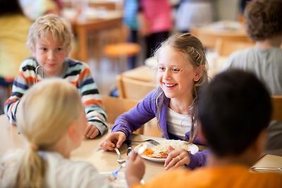 Barn som äter lunch i skolan.