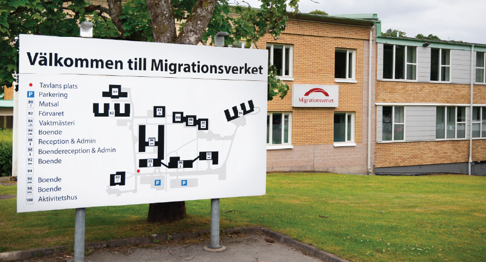 Fotografi på informationsskylt vid Migrationsverkets mottagnings- och återvändandecenter i Mölndal.