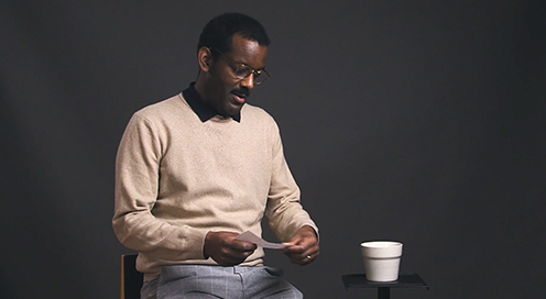 Bild som visar en manlig medarbetare på Migrationsverket.