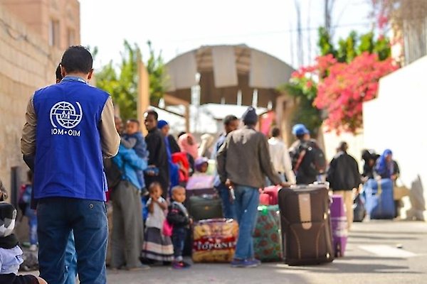لاجئون وفقاً لمبدأ الحصص في المطار قبل السفر.